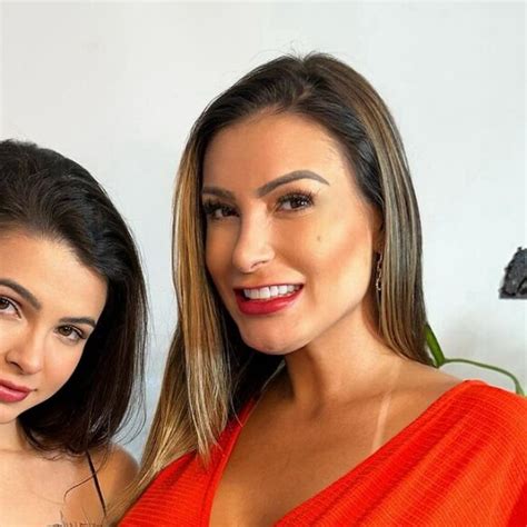 Natasha Naturista também vende conteúdos eróticos no Privacy.
